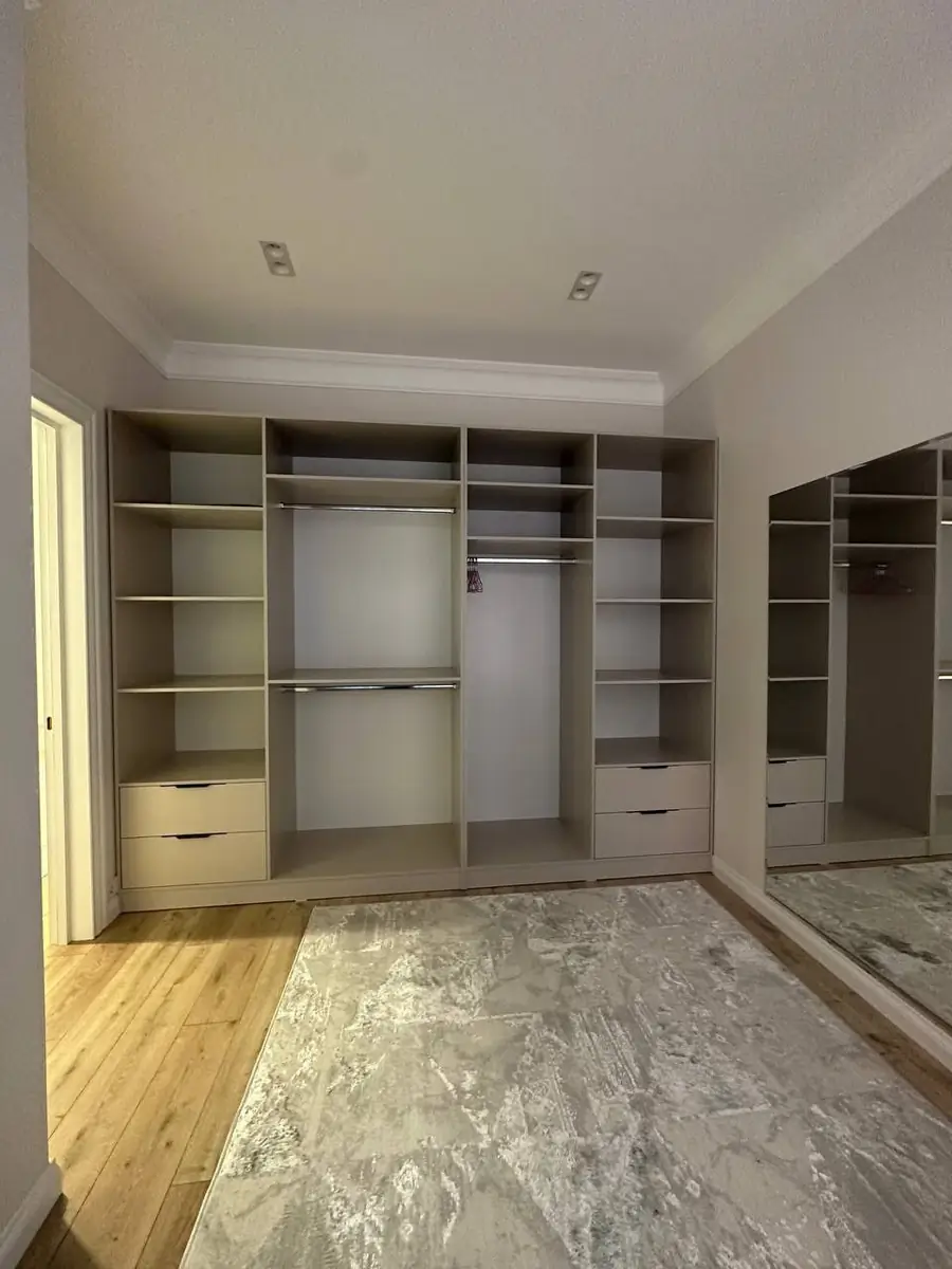 3 qavatli uy − 800 m², 5.6 sot. 