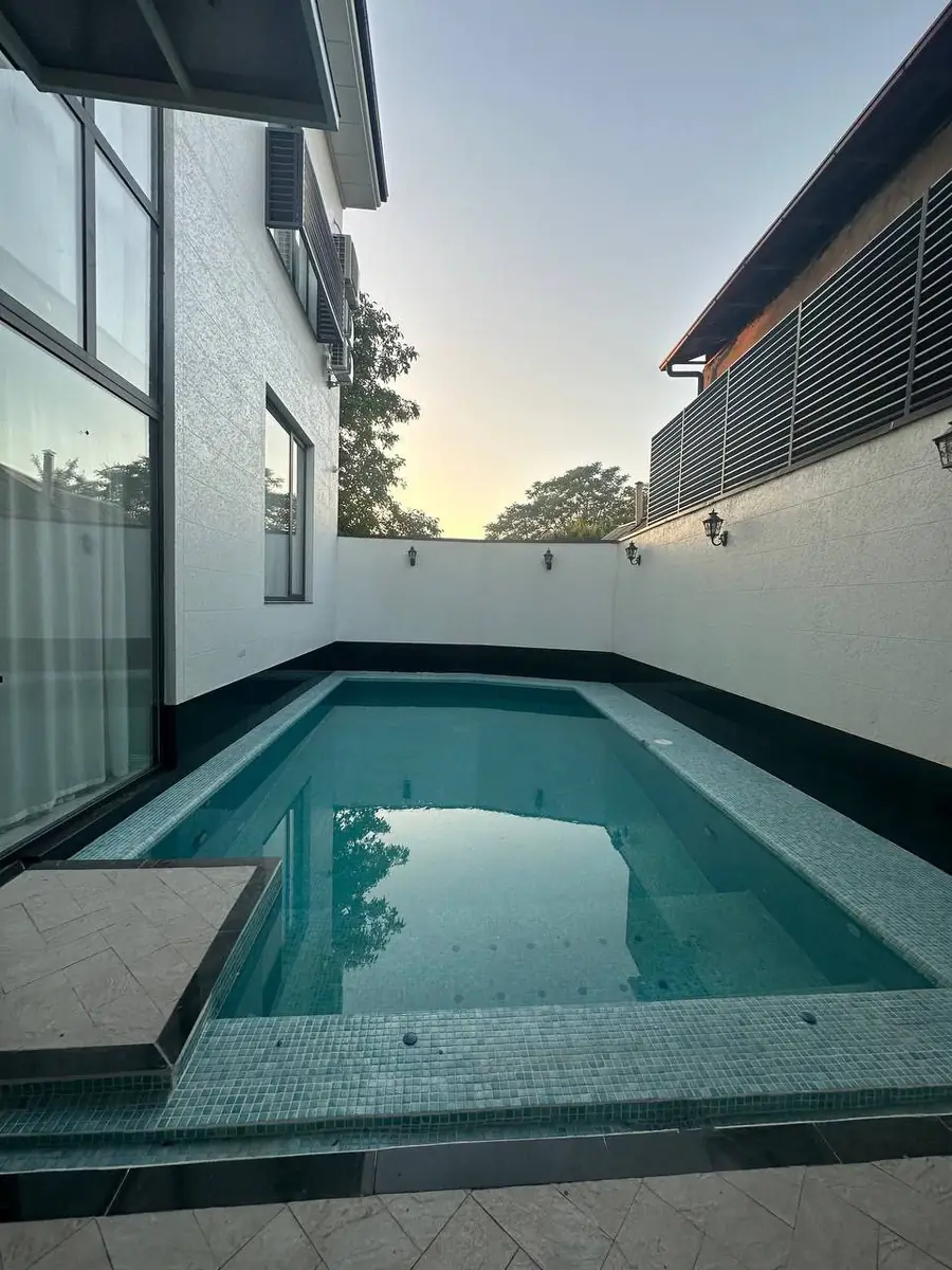 3 qavatli uy − 800 m², 5.6 sot. 