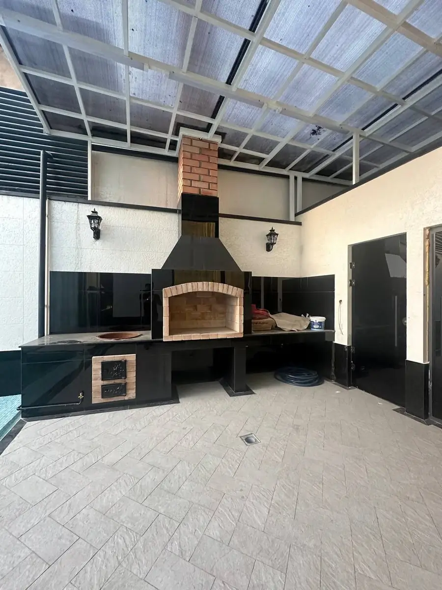 3 qavatli uy − 800 m², 5.6 sot. 