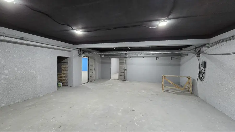 Ofis sotiladi − 300 m²