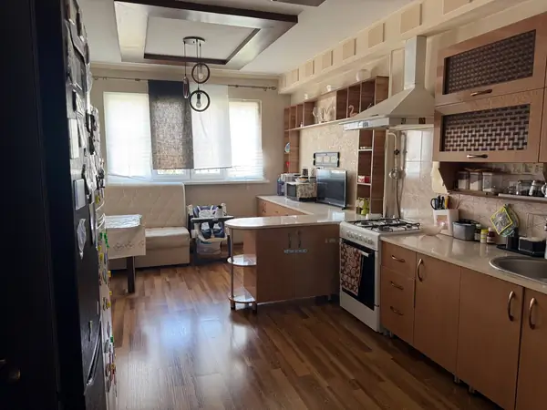 Men dostimni uxlab yotgan holda topdim.