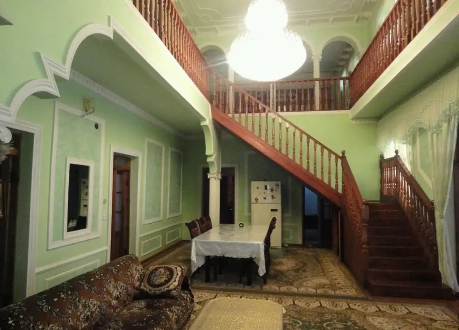 3 qavatli uy sotiladi − 980 m²