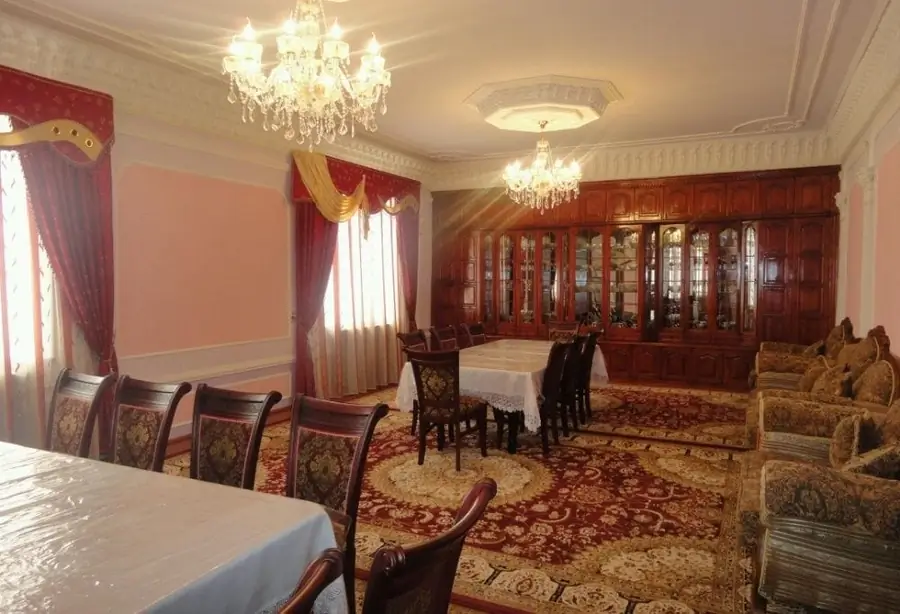 3 qavatli uy sotiladi − 980 m²