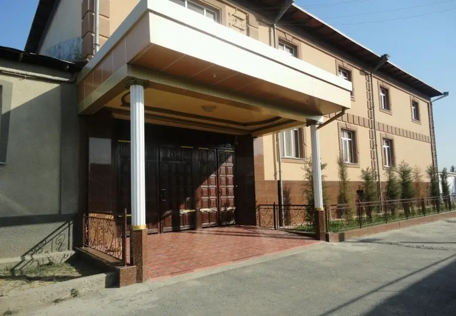 3 qavatli uy − 980 m², 12 sot. 