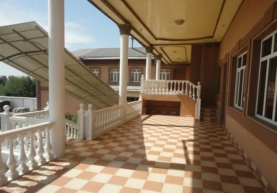 3 qavatli uy sotiladi − 980 m²