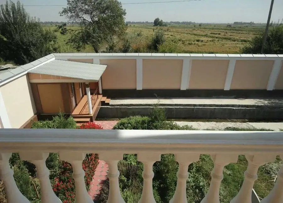 3 qavatli uy − 980 m², 12 sot. 