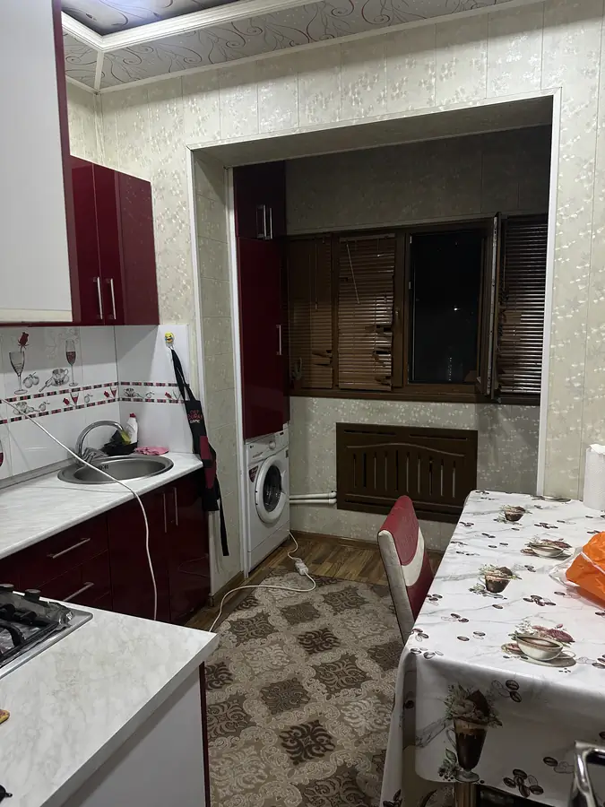 Сдается 3-комнатная квартира − 200 м²