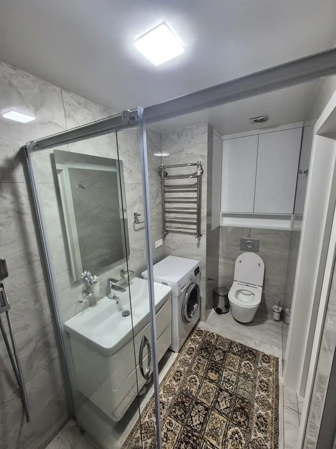 Axlat qoplaridan tikilgan koylak uchun sher Pamela Anderson sikilgan videoni oladi