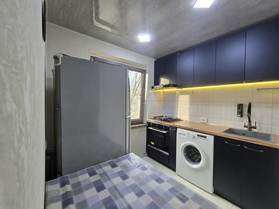 3 xonali kvartira sotiladi − 60 m²