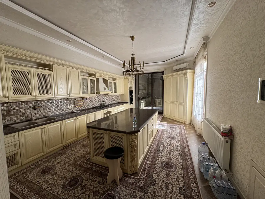 3 qavatli uy − 1000 m², 6 sot. 