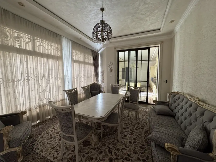 3 qavatli uy sotiladi − 1000 m²