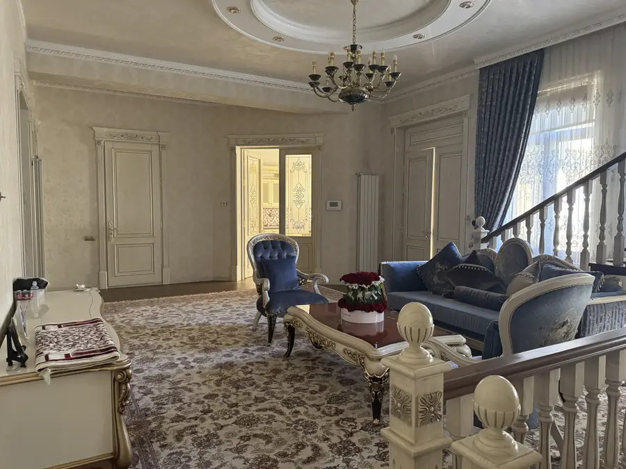 3 qavatli uy sotiladi − 1000 m²