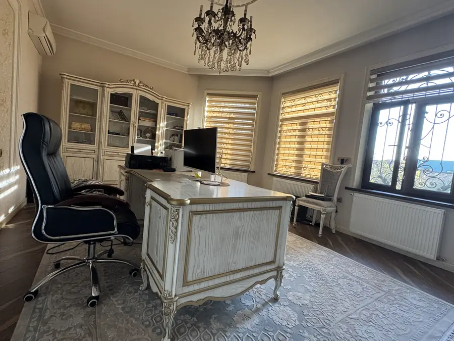 3 qavatli uy sotiladi − 1000 m²