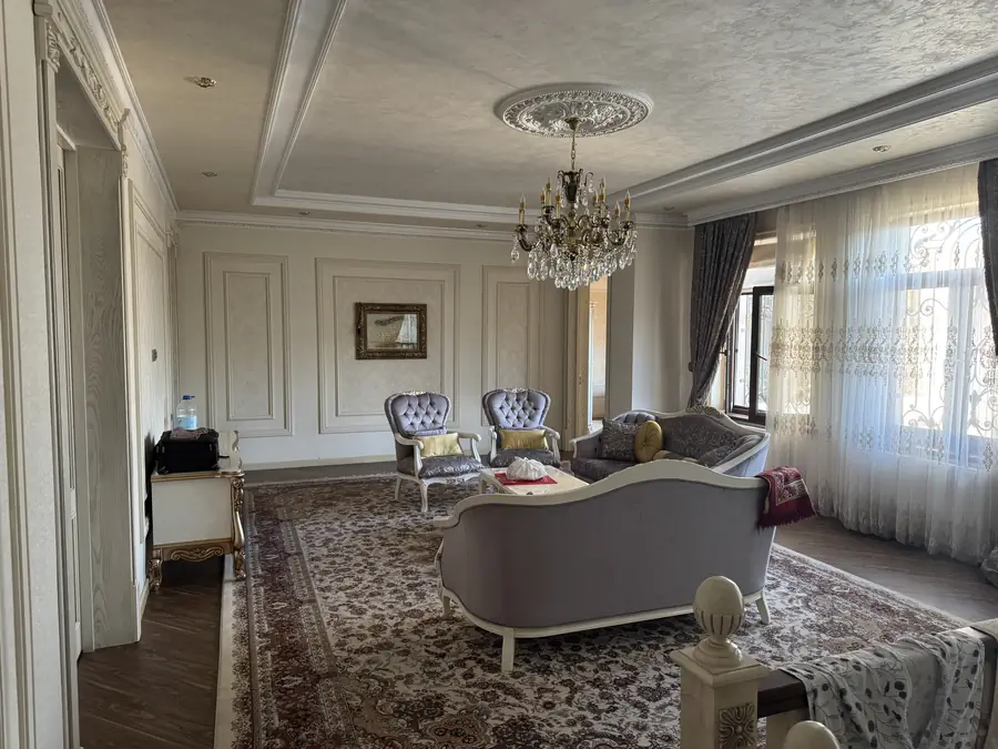 3 qavatli uy sotiladi − 1000 m²