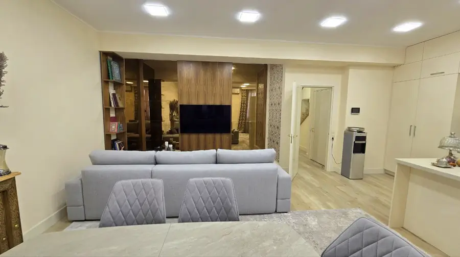 4 xonali kvartira sotiladi − 160 m²