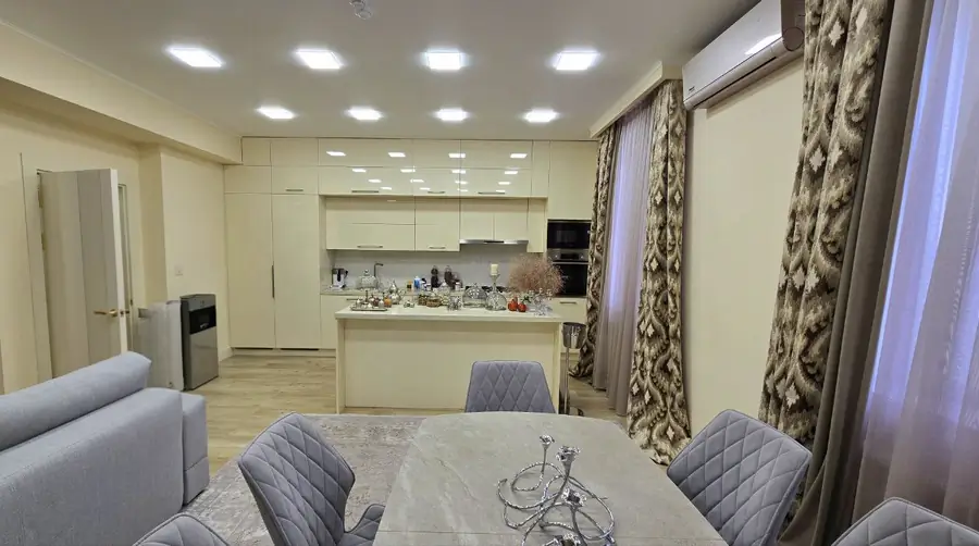 4 xonali kvartira − 160 m², 8/8 qavat