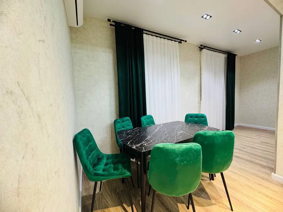 Сдается 2-комнатная квартира − 52 м²