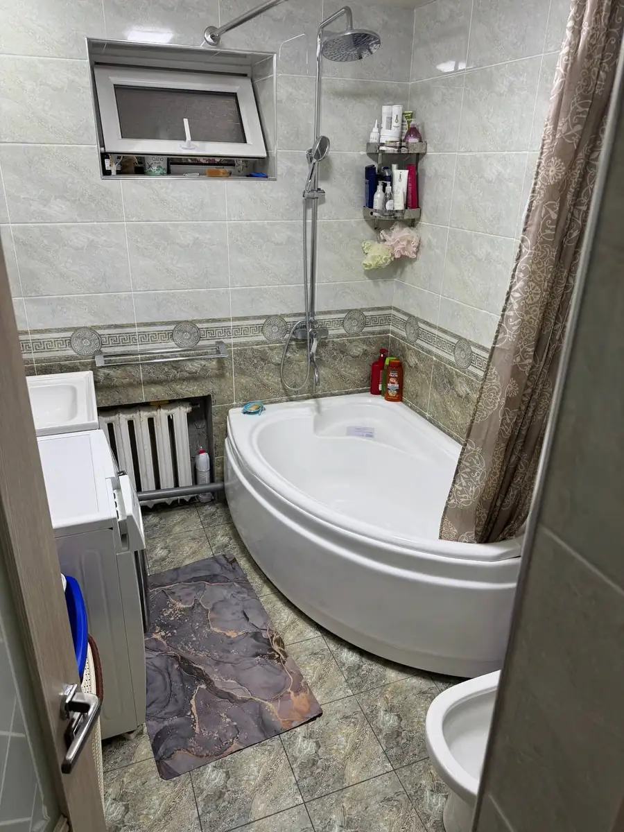 3 xonali kvartira sotiladi − 72 m²