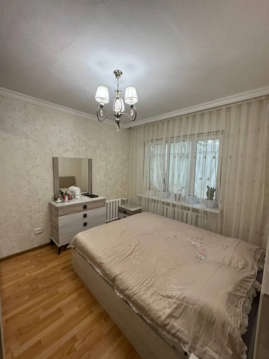 3 xonali kvartira sotiladi − 72 m²