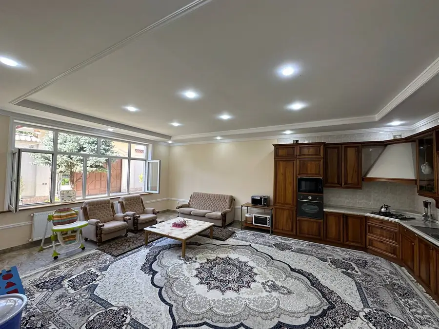 3 qavatli uy − 600 m², 17 sot. 