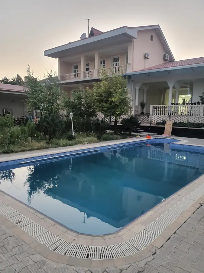 3 qavatli uy sotiladi − 600 m²