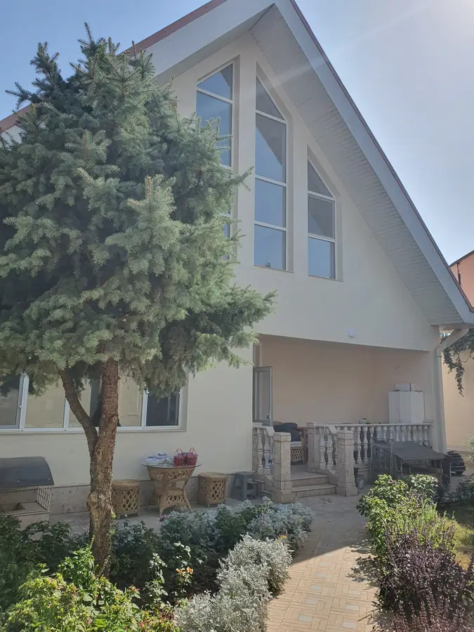 3 qavatli uy sotiladi − 600 m²