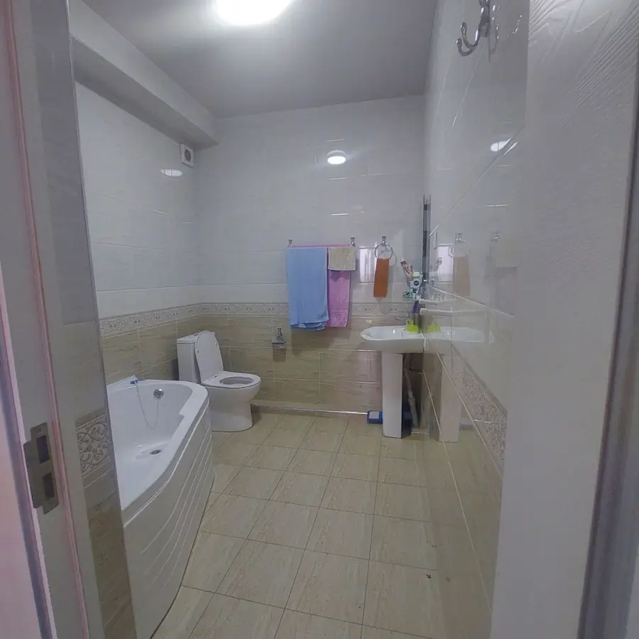 3 xonali kvartira sotiladi − 100 m²