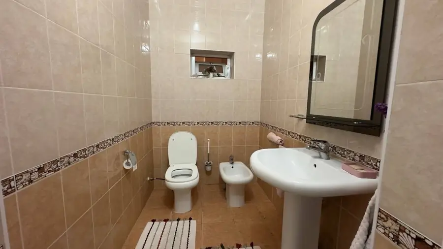 1 qavatli uy − 400 m², 8 sot. 