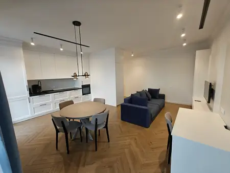 Toshakda siyish video Lezbiyenlar ozlarini dildolar bilan sikadilar