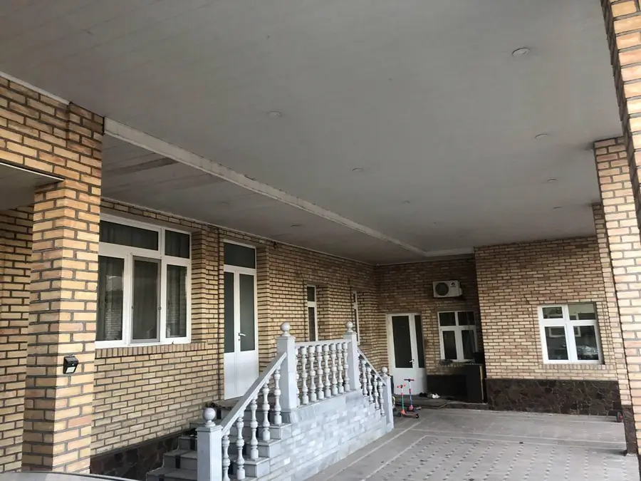 2 qavatli uy − 400 m², 8 sot. 