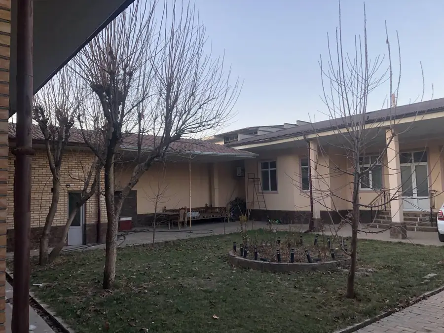 2 qavatli uy − 400 m², 8 sot. 