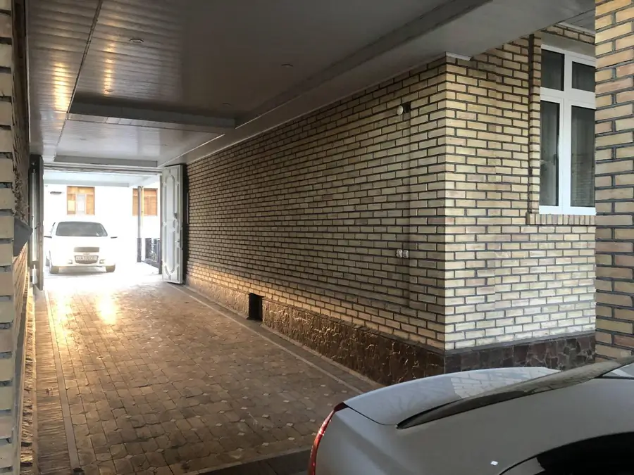 2 qavatli uy − 400 m², 8 sot. 