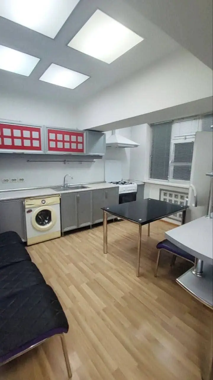 3 xonali kvartira sotiladi − 100 m²