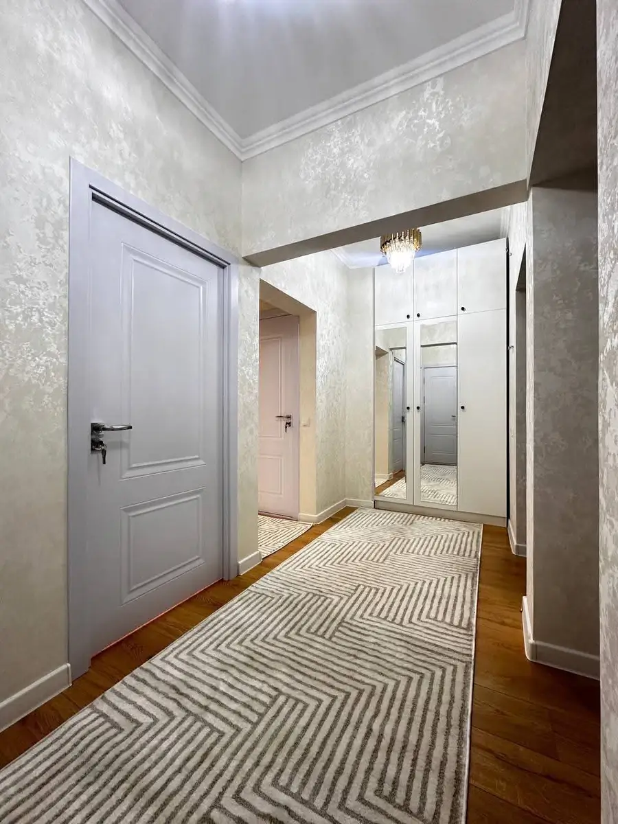 3 xonali kvartira sotiladi − 72 m²