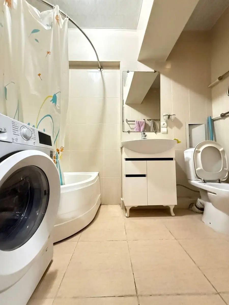 Сдается 1-комнатная квартира − 50 м²