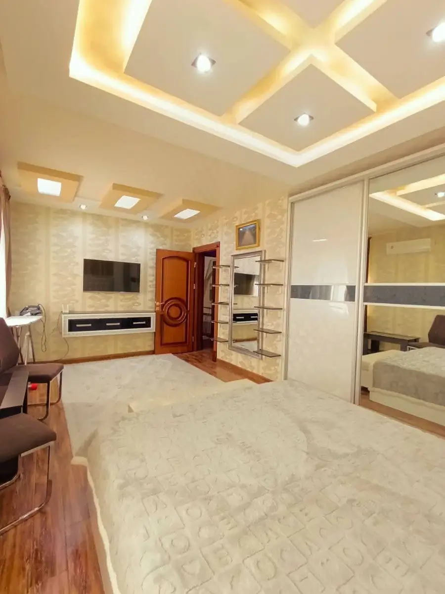 Сдается 3-комнатная квартира − 90 м²