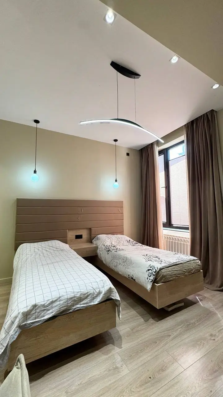 3 xonali kvartira sotiladi − 80 m²