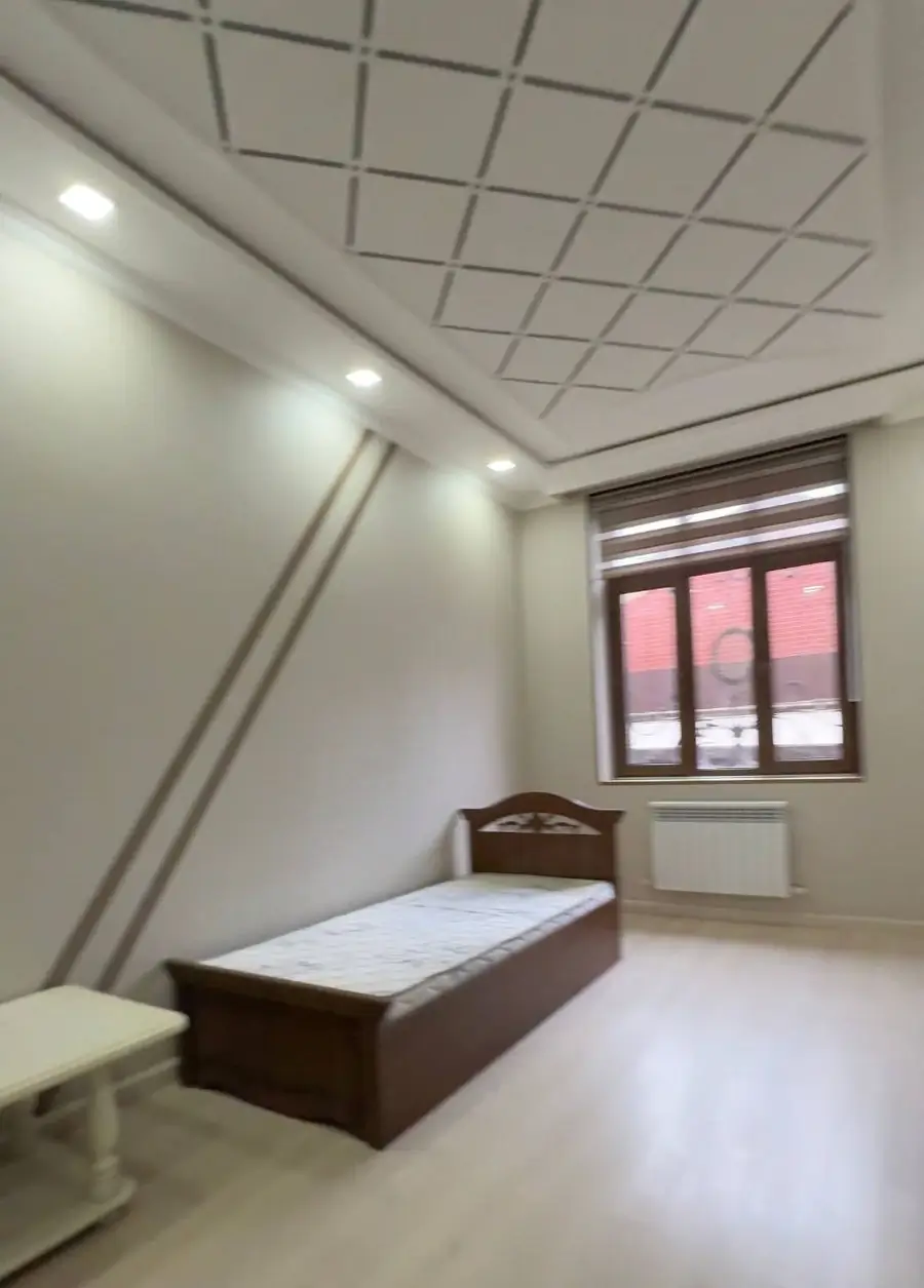 4 xonali kvartira sotiladi − 128 m²