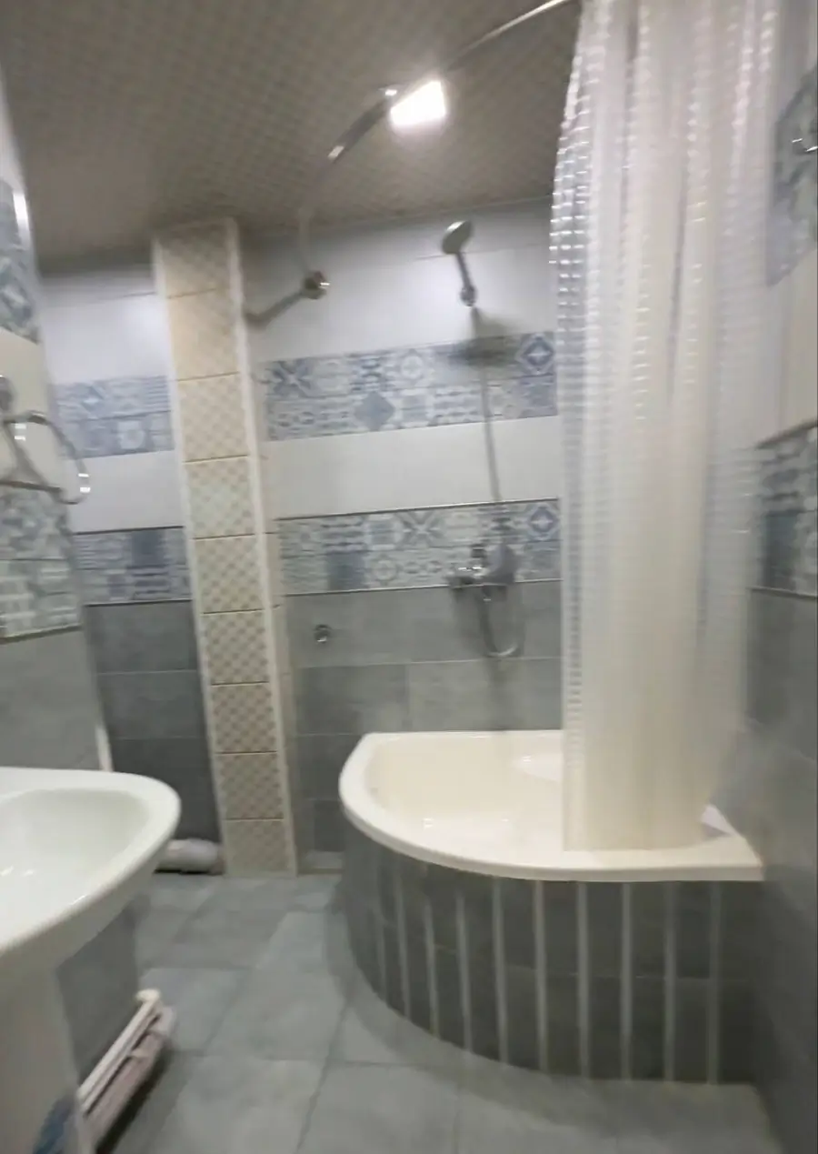 4 xonali kvartira sotiladi − 128 m²