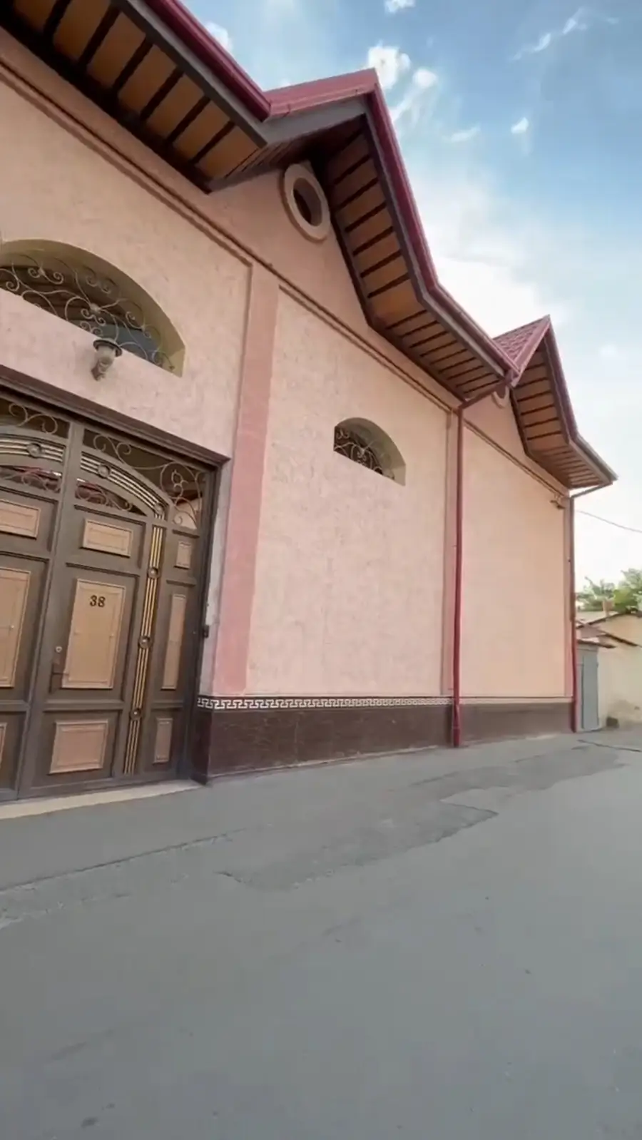 3 qavatli uy − 238 m², 5 sot. 