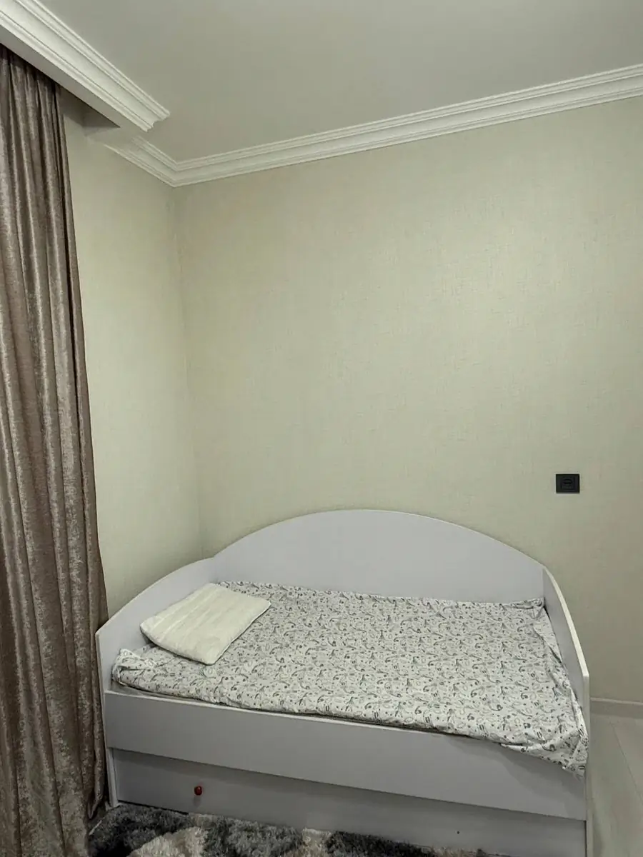 Сдается 3-комнатная квартира − 90 м²