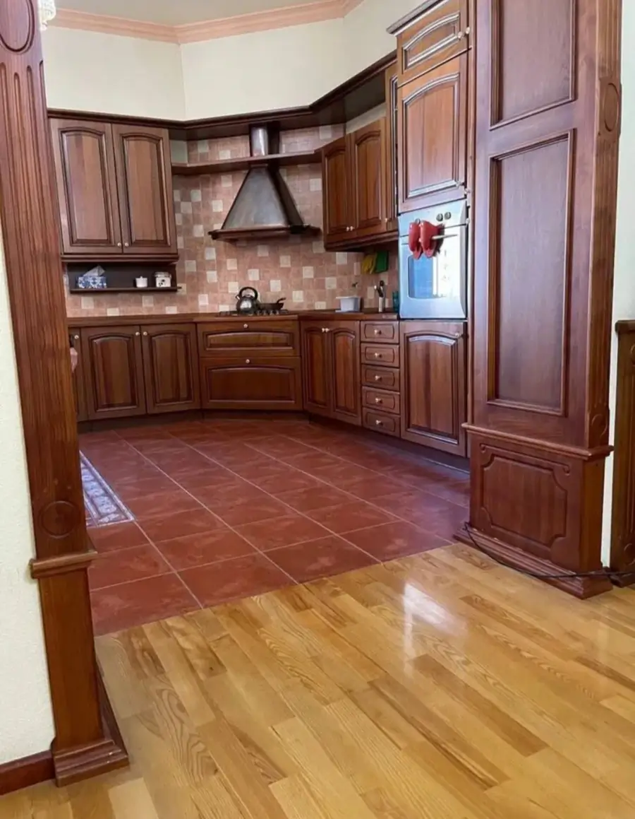 2 qavatli uy sotiladi − 200 m²