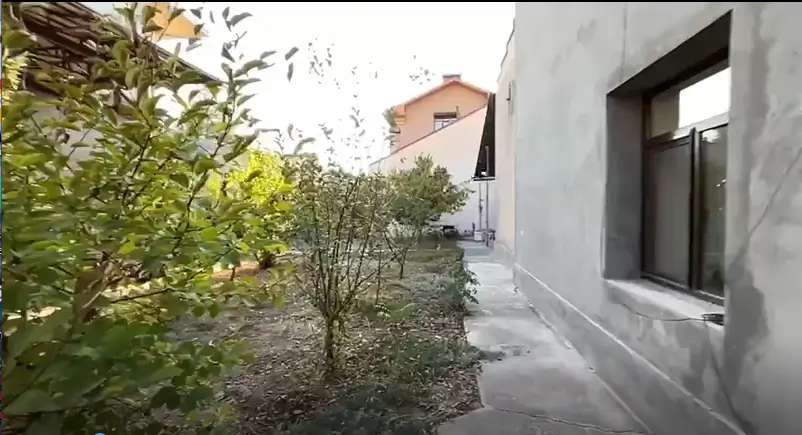 2 qavatli uy − 730 m², 6.1 sot. 