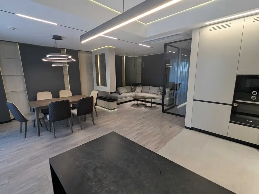 Сдается 3-комнатная квартира − 105 м²