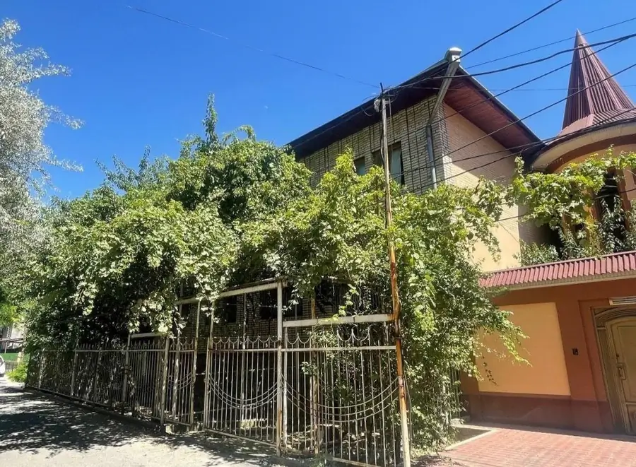 3 qavatli uy − 470 m², 12 sot. 