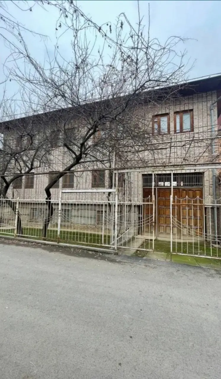 3 qavatli uy − 470 m², 12 sot. 