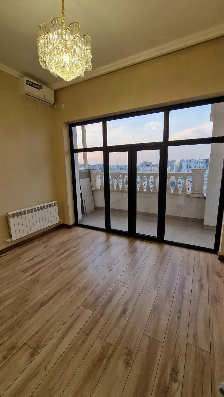 Более 5 xonali kvartira sotiladi − 200 m²