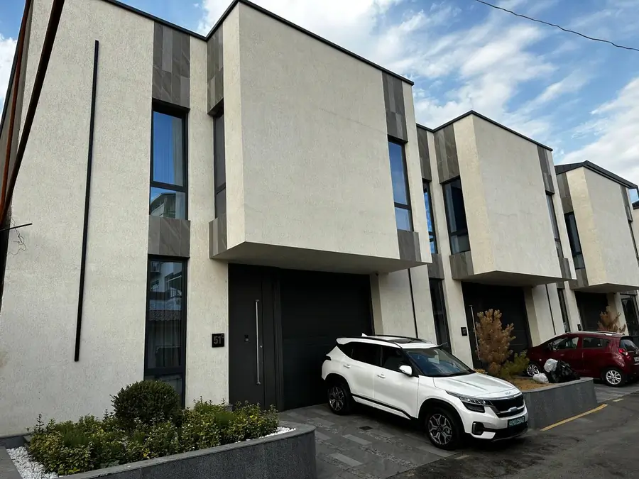 3 qavatli taunxaus sotiladi − 240 m²