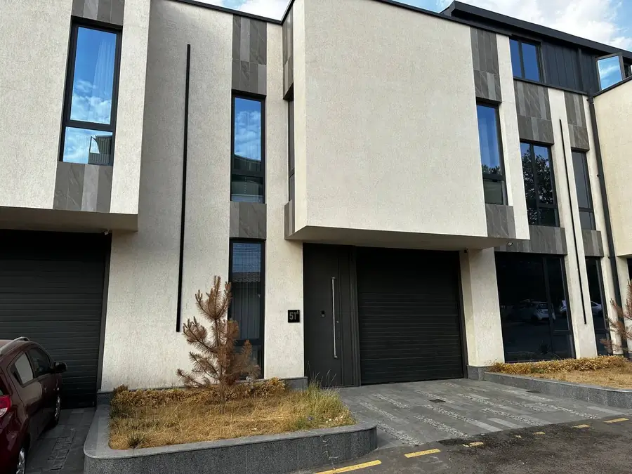 3 qavatli taunxaus sotiladi − 240 m²