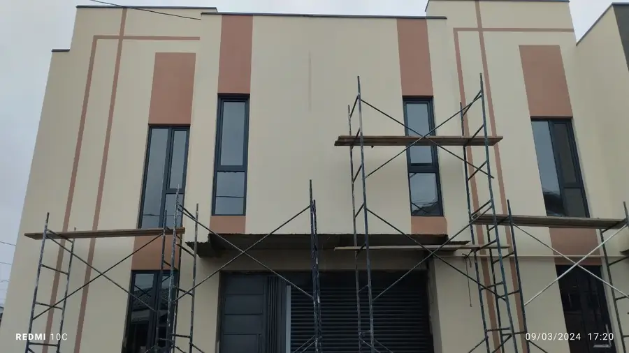 3 qavatli taunxaus − 240 m², 1.1 sot.